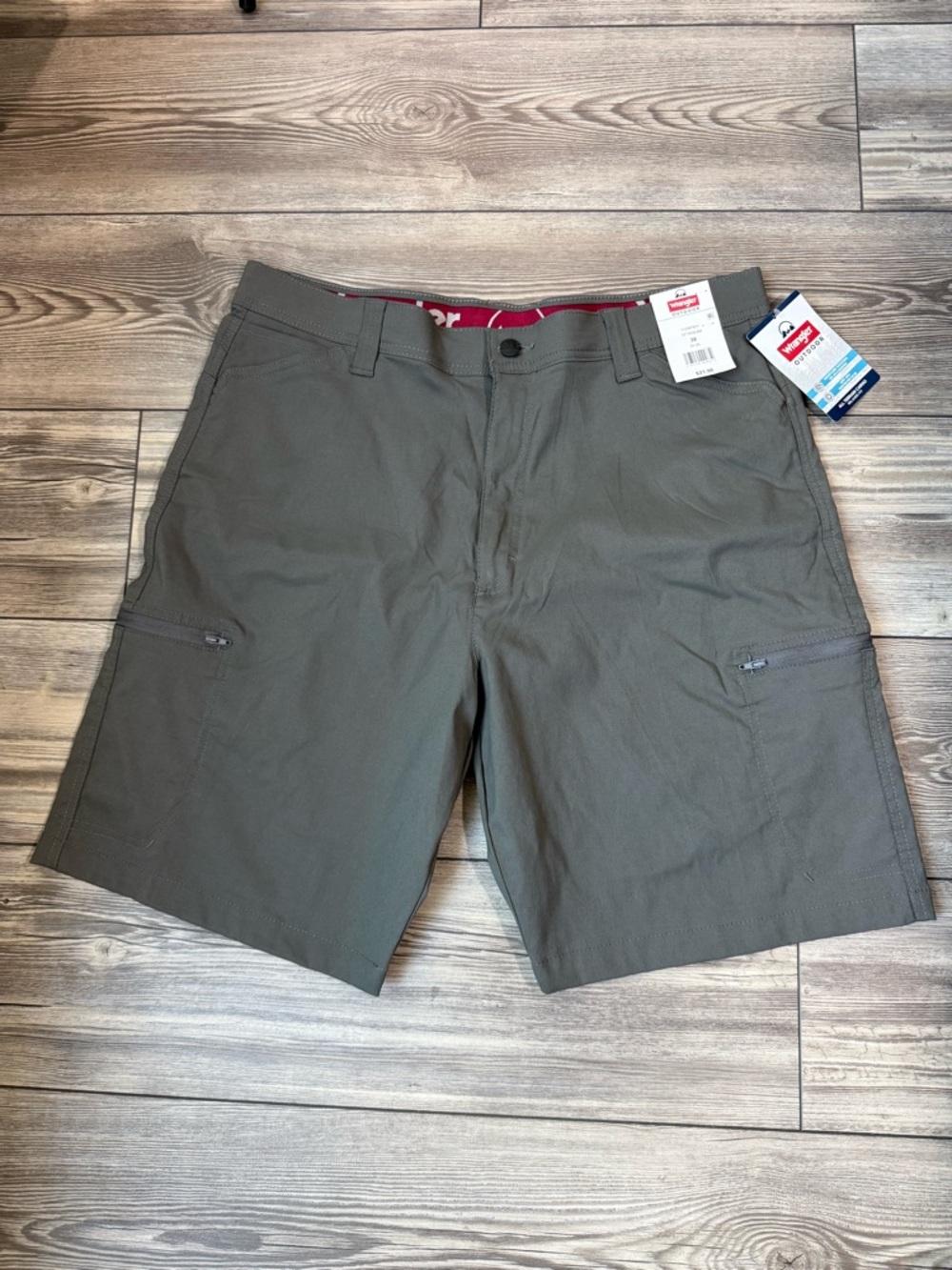 Wrangler Gray Men’s Cargo Shorts  Size 38 brand new All Terrain Cargo UPF Shorts
